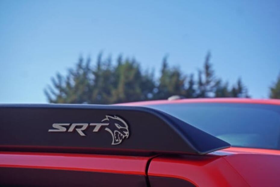 Dodge Challenger Super Stock Vs. Porsche Taycan Turbo S: El poder no lo es todo