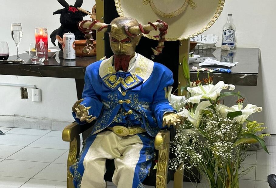 Agentes encontraron un altar al diablo confirmado por dos efigies en tronos, uno de ellos color negro y dorado. Foto: Especial