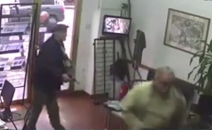 Video. Ancianos roban local en Argentina a punta de pistola