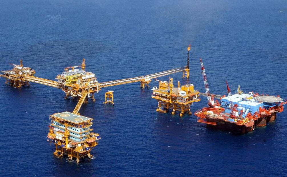 El precio del barril Brent del mar del Norte, para entrega en junio, subió 0.62% a 74.95 dólares. Foto: archivo