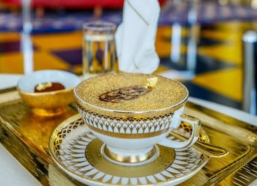 ¿Realmente es delicioso o solo es muy costoso? Esto es lo que dicen expertos sobre el cappuccino dorado de Salt Bae