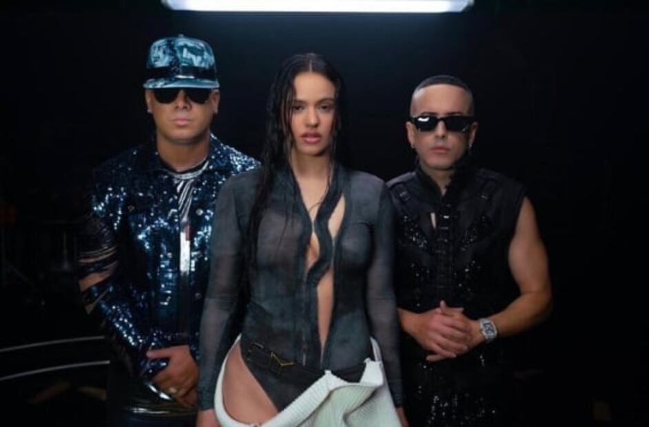 Rosalía luce sensual body con aberturas en el videoclip de Wisin y Yandel