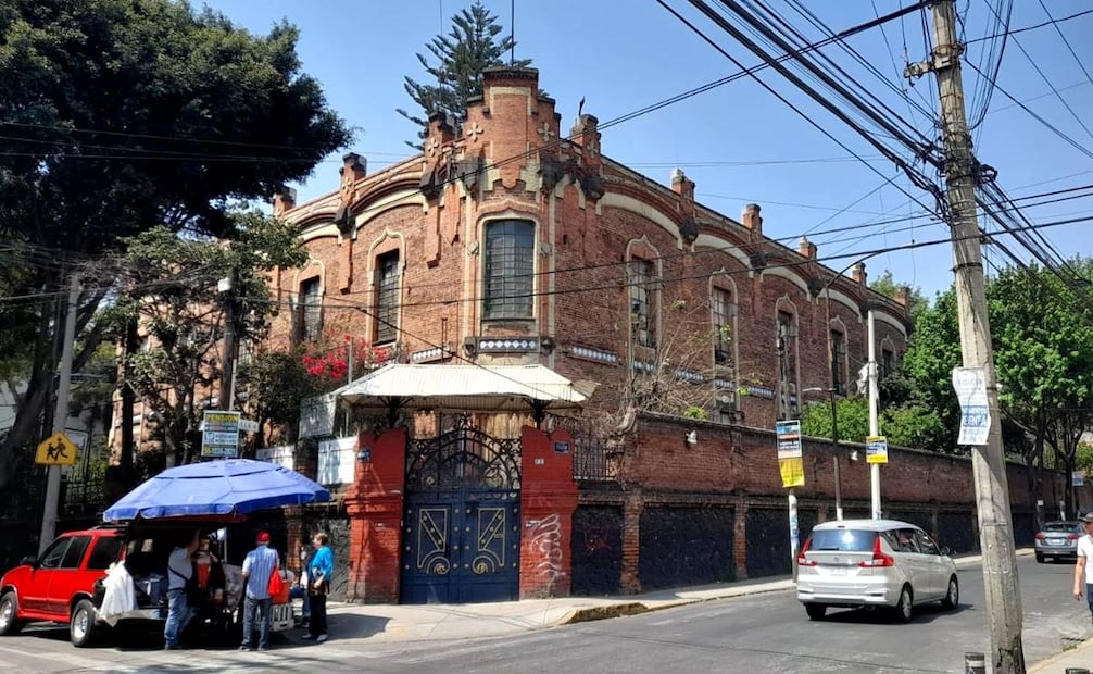 Fotografía actual de la Secundaria número 8, Presidente Masaryk, en la colonia San Pedro de los Pinos. Su antigua arquitectura llama la atención a peatones y gente en automóvil, sobre la calle que va rumbo al periférico. Crédito: Daniela Osorio/Cortesía.