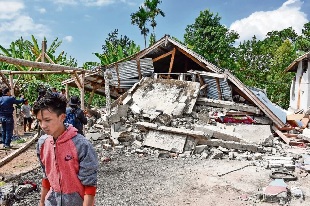Una de las casas derrumbadas por el temblor de 6.4 que afectó la turística isla de Lombok, en Indonesia (EKA RAMADANI. EFE)