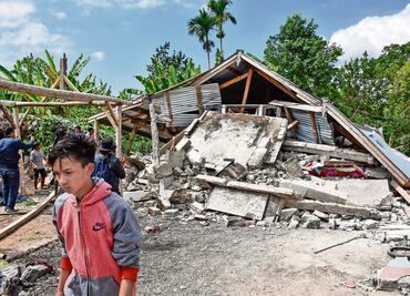 Suben a 14 las víctimas por sismo en Indonesia
