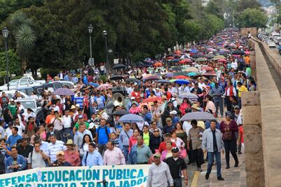 Maestros de Morelia amagan con mantener paro hasta julio