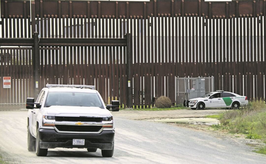 Agentes fronterizos en una sección del muro cerca de Mesa de Otay, entre San Diego y Tijuana. Foto: Patrick T. Fallon. AFP