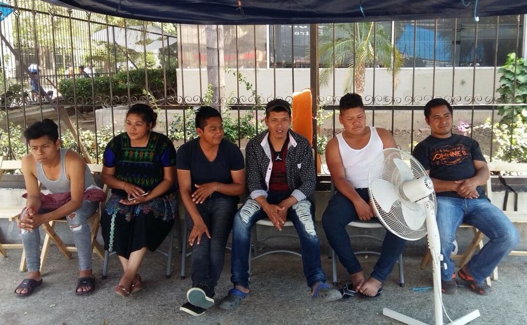 En la huelga de hambre se involucran Ezequiel Cruz, de 22 años; Araceli Cruz, de 23 años; Romeo Cruz, de 26 años; Alonso Gutiérrez Cruz, de 34 años; Bersaín Hernández, de 18 años y Miguel López, de 35 años. Foto: Alejandra Cruz / EL UNIVERSAL