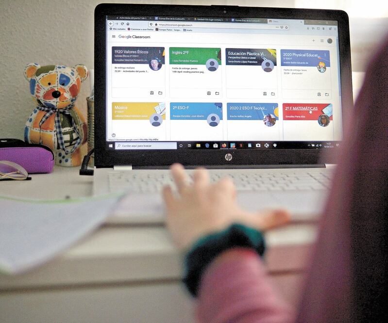 Una joven española toma clase en línea en Sevilla. Muchos alumnos no tienen acceso a computadoras ni a internet, dice el Sindicato de Estudiantes. Foto: CRISTINA QUICLER. AFP