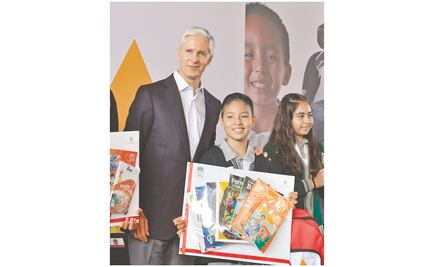 Gobierno mexiquense entrega útiles a niños 