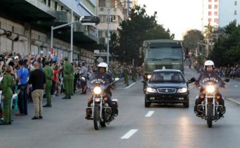 Cenizas de Fidel Castro salen en cortejo fúnebre desde La Habana hasta Santiago