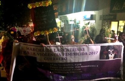 Mujeres vestidas de catrinas exigen alto a feminicidios en Chilpancingo