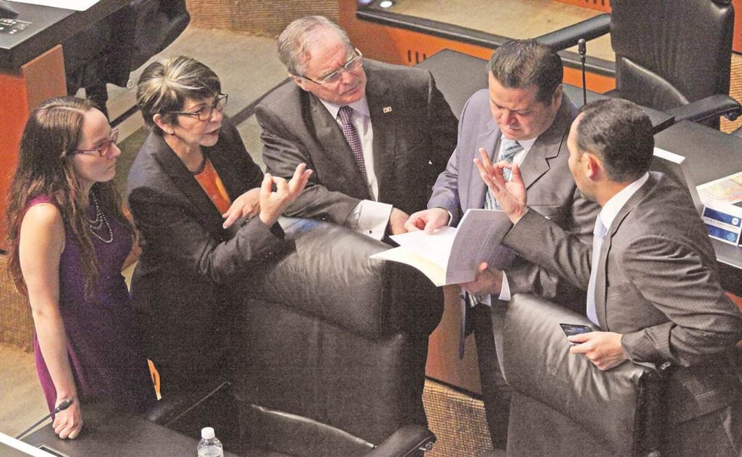 Ayer, en sesión, Gabriela Cuevas (PAN), Angélica de la Peña (PRD), Miguel Romo Medina (PRI), Fernando Herrera, coordinador del PAN, y Roberto Gil, del PAN, presidente de la Comision de Justicia del Senado