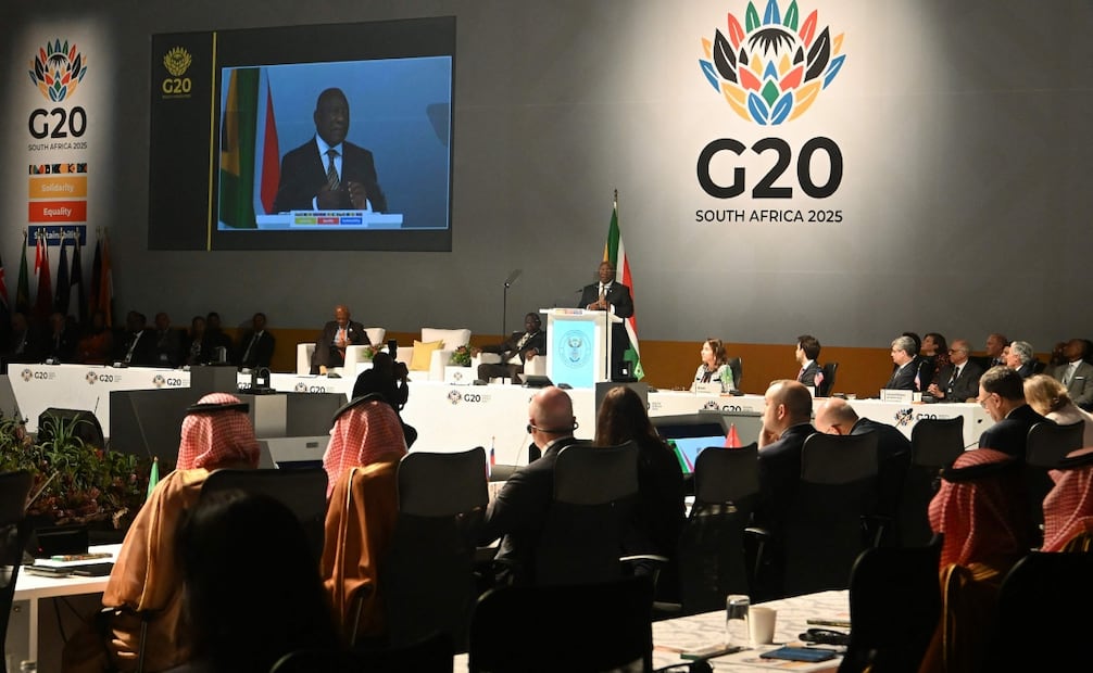 El presidente sudafricano Cyril Ramaphosa pronuncia su discurso de apertura durante la Reunión de Delegados y Ministros de Finanzas y Bancos Centrales del G20 en el Centro Internacional de Convenciones de Ciudad del Cabo en Ciudad del Cabo el 26 de febrero de 2025. Foto: AFP