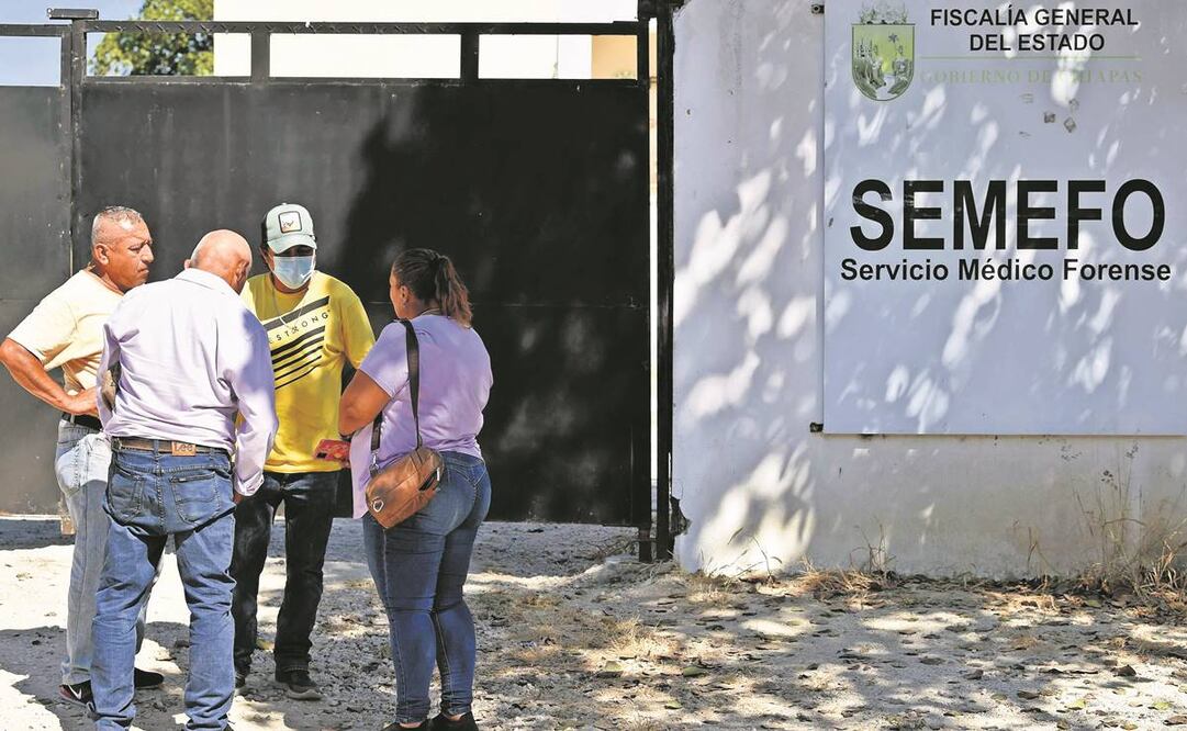 Los cuerpos de los migrantes accidentados fueron repartidos en diferentes municipios, por la capacidad de la morgue de la capital. Foto: AFP.