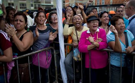 Funcionarios venezolanos sufren acoso por firmar contra Maduro