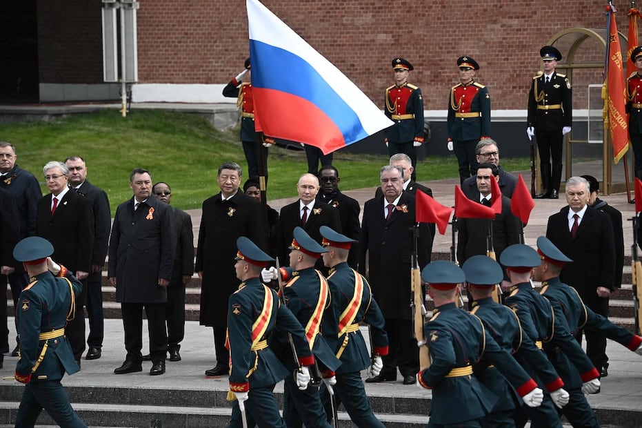 El presidente ruso, Vladomir Putin, y líderes extranjeros, entre ellos el líder chino, Xi Jinping, asisten a la ceremonia para depositar flores en la Tumba del Soldado Desconocido, junto al muro del Kremlin en Moscú, el 9 de mayo de 2025. Foto: AFP