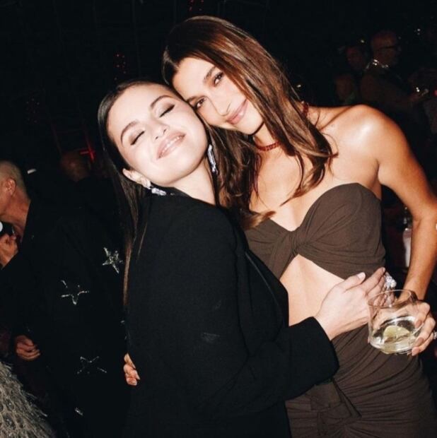 Selena Gomez y Hailey Bieber posan juntas por primera vez, derriban mito de "enemistad"