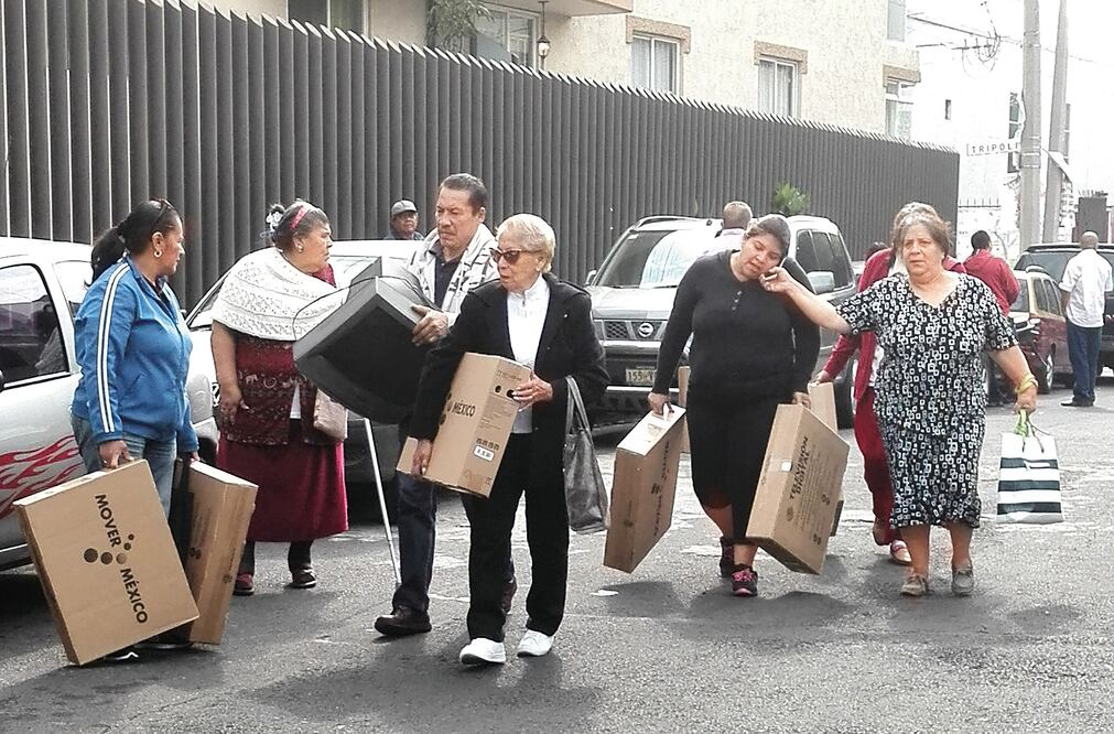 Pese a que la Transición hacia la Televisión Digital Terrestre considera entregar una televisión por familia de escasos recursos, la Sedesol aprobó en su padrón a personas que tienen posibilidades de adquirir uno de estos aparatos