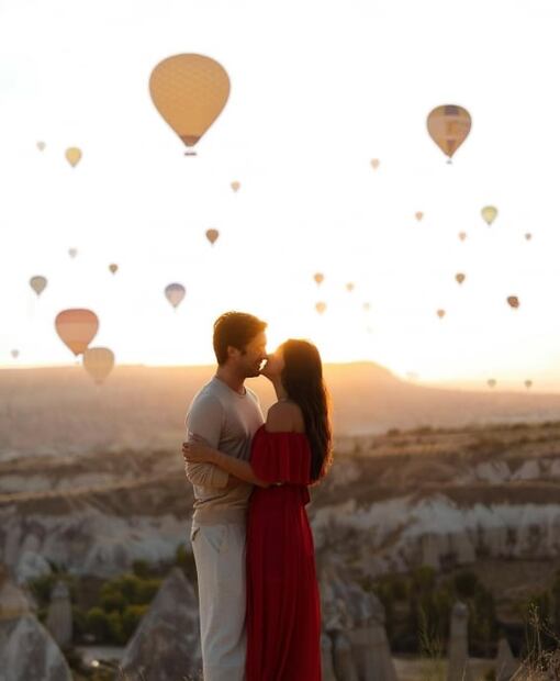 Diego Boneta y Renata Notni disfrutan de su amor entre globos aerostáticos