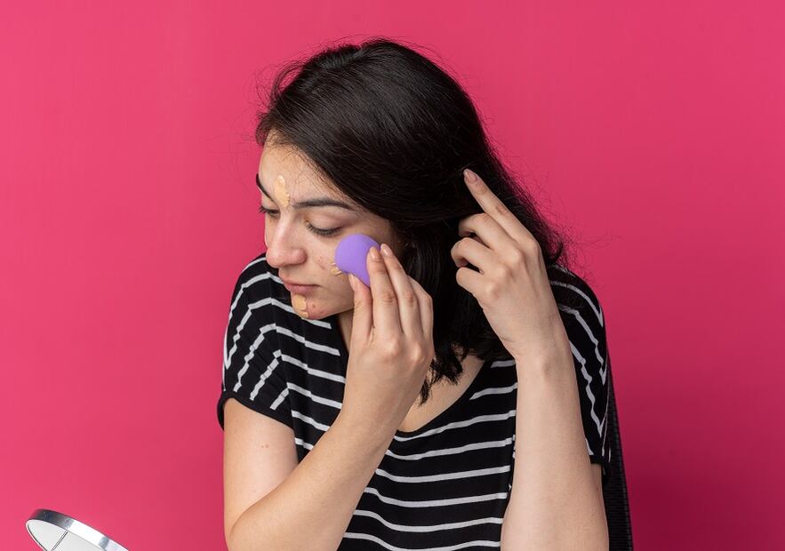 El maquillaje en crema es más amable con las arrugas que los productos en polvo. Foto: Freepik
