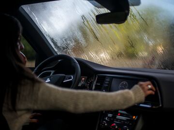¿Ventanas abajo o aire acondicionado? Así ahorras más gasolina