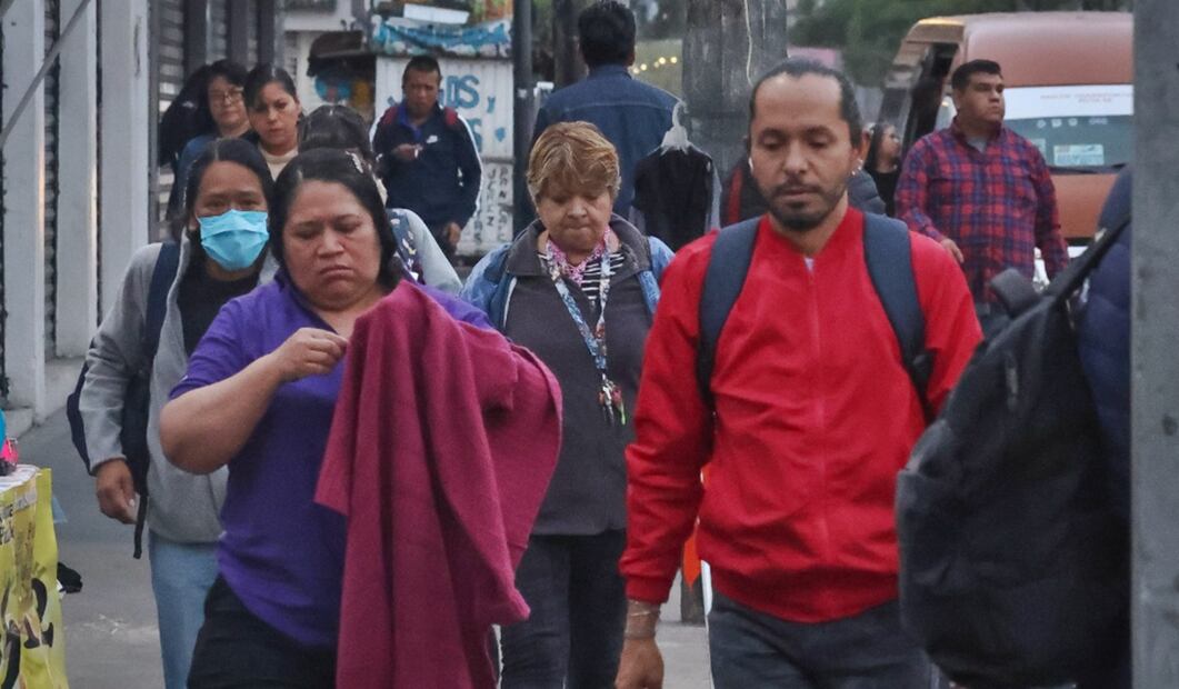 Caos en Calzada Ignacio Zaragoza debido a que no hay servicio de Metro de Santa Martha a Canal de San Juan, el 25 de julio de 2025. Foto: Luis Camacho/EL UNIVERSAL