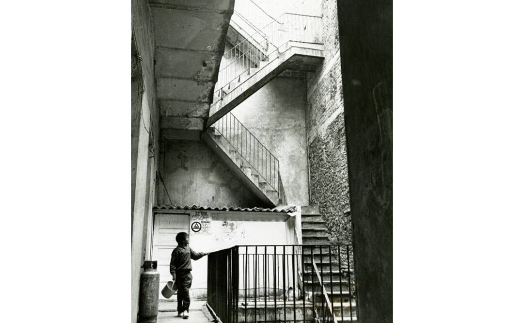 El esplendor de las vecindades  que a mediados del siglo pasado caracterizaron la vida cotidiana del Centro Histórico de la capital es recuperada en una exposición fotográfica que actualmente se exhibe en el Instituto Cultural México Israel, A.C. FOTO: Archivo fotográfico de El Universal.