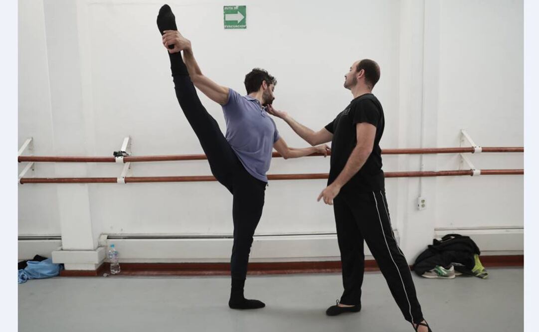 Para el director de México City Ballet, Jazmany Hernández, de la confusión entre ballet y sociedad nace la idea de que el bailarín es delicado. Alejandra Leyva/EL UNIVERSAL. 