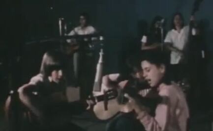 Sheinbaum comparte video de su niñez en donde canta junto con su hermano