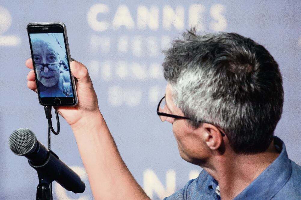 El director artístico del Festival de Cannes, estuvo pendiente para confirmar que la llamada se realizara en forma. (EFE)