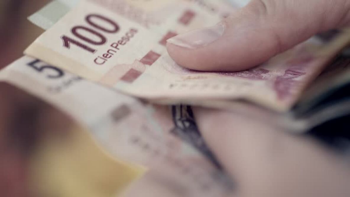 Banxico señaló que desde noviembre cuando empiezan las ofertas con “El Buen Fin” y hasta el año Nuevo, es el periodo en el que se observa puro retiro de dinero, y después en enero y febrero son meses de regreso. Foto: IStock