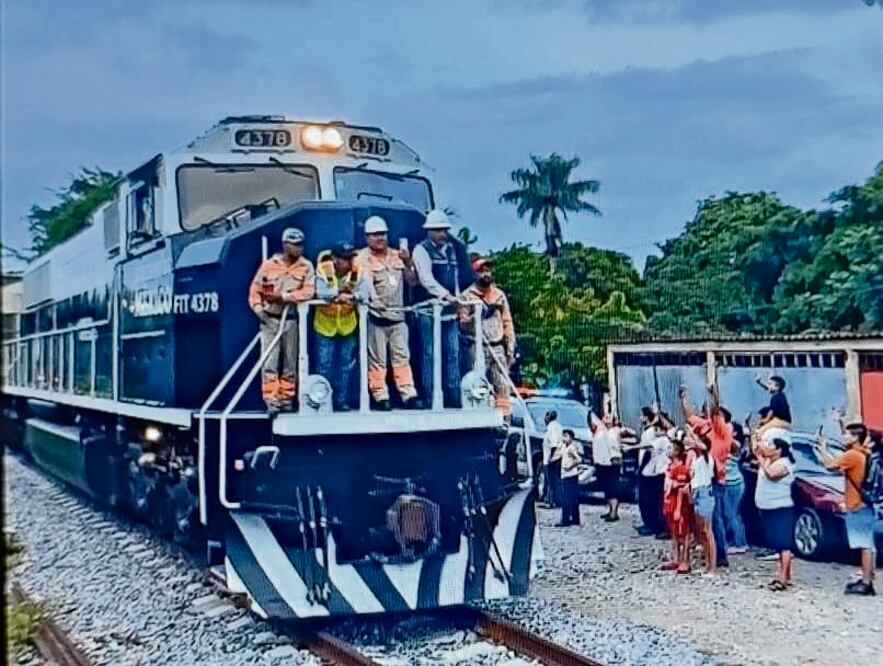 La locomotora, con el sello del Corredor Interoceánico, llamó la atención. Foto: Especial