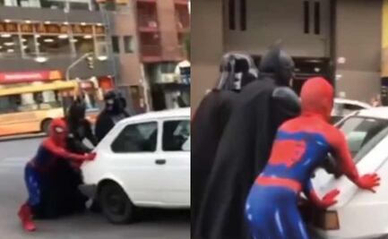 Auto se descompone y Batman, Spiderman y Darth Vader se unen a empujarlo