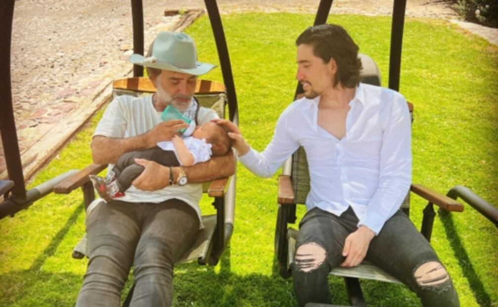 ¡Abuelo amoroso! Así luce Alejandro Fernández con su segunda nieta