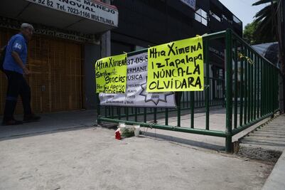 "Maestra Ximena, Iztapalapa nunca la olvidará"; personas toman fotos al altar en honor a colaboradores asesinados de Clara Brugada