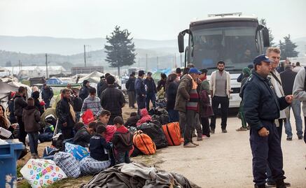 Desaloja Grecia a miles de refugiados de campamento de Idomeni