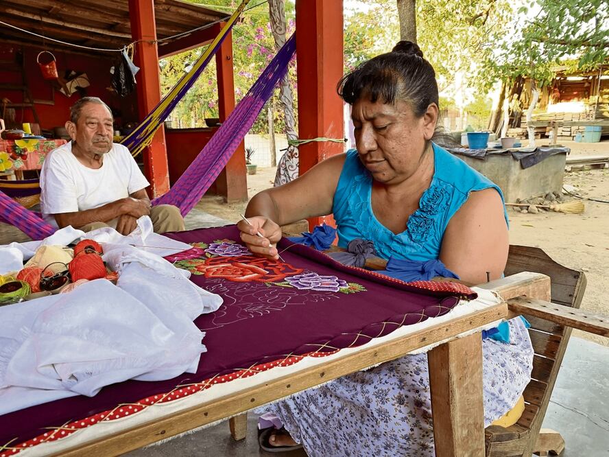 Con sus manos, las bordadoras han mantenido viva la identidad de la región, dibujando con hilos de seda hermosos textiles que las mujeres portan de manera cotidiana o en las festividades. Foto: Especial