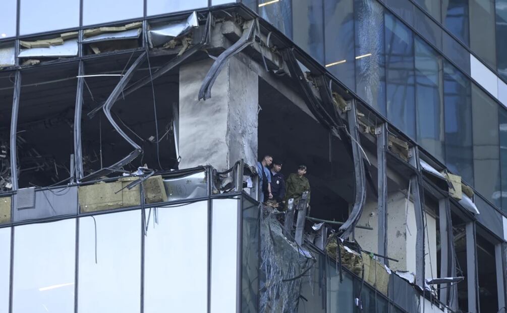 Investigadores examinan los daños causados a un rascacielos por un ataque con dron en el distrito Ciudad de Moscú en Moscú, el domingo 30 de julio de 2023. Foto: AP