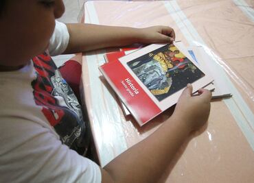 Los niños sin libros de texto y la sociedad civil anestesiada