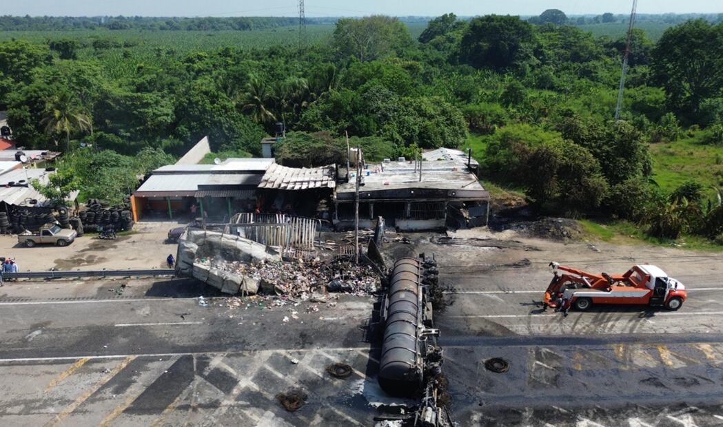 Según testigos y la policía municipal, el conductor del carro tanque perdió el control al intentar esquivar un vehículo sin luces que circulaba en sentido contrario, lo que provocó el vuelco y la posterior explosión. Foto: Luma López/EL UNIVERSAL