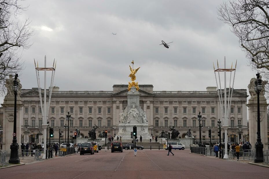 Un helicóptero sale del Palacio de Buckingham con el rey Carlos III y la reina Camilla en Londres, el martes 6 de febrero de 2024. El Palacio de Buckingham anunció el lunes por la noche que el rey ha comenzado un tratamiento ambulatorio para una forma no revelada de cáncer. FOTO: FRANK AUGSTEIN. AP