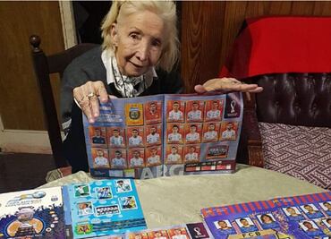 Abuelita gasta su pensión para llenar álbumes de Qatar 2022: "Vivo un momento único con mis nietos"
