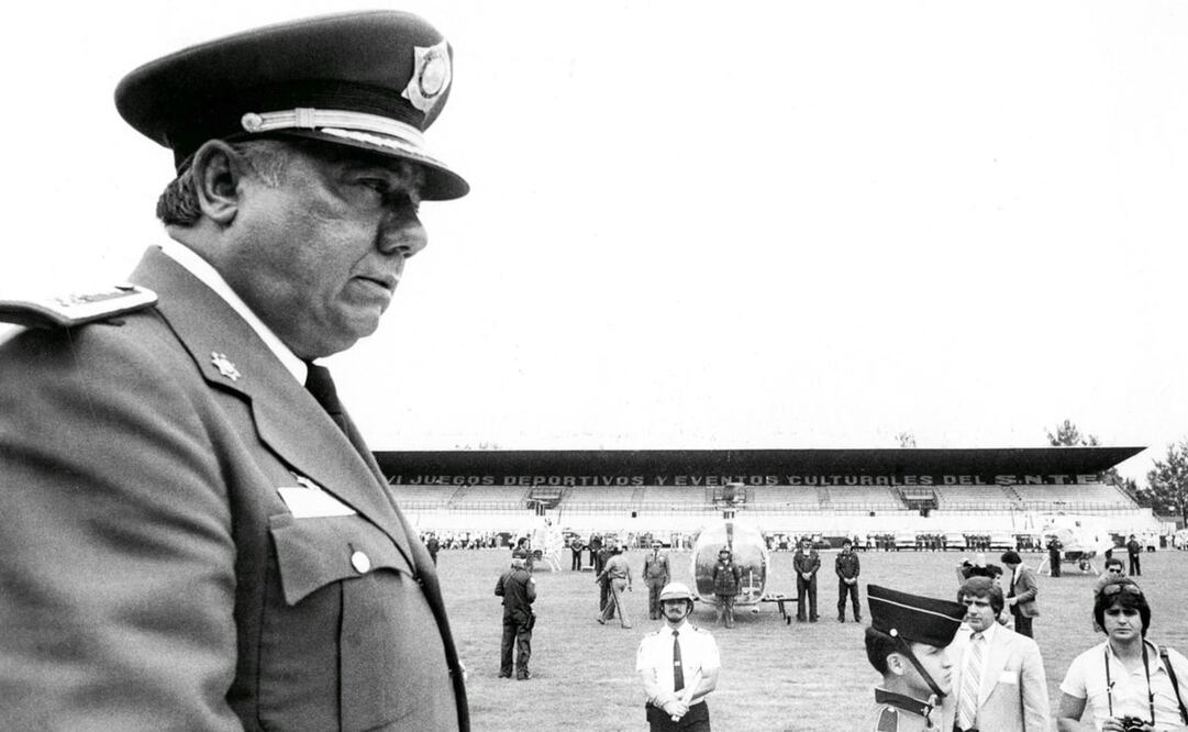 Arturo Durazo inaugurando 45 helipuertos para el DF en 1981. Según el entonces titular de la DGPT, los delitos más graves en la capital eran homicidio y robo a instituciones bancarias. Foto: Miguel Castillo/Archivo EL UNIVERSAL.
