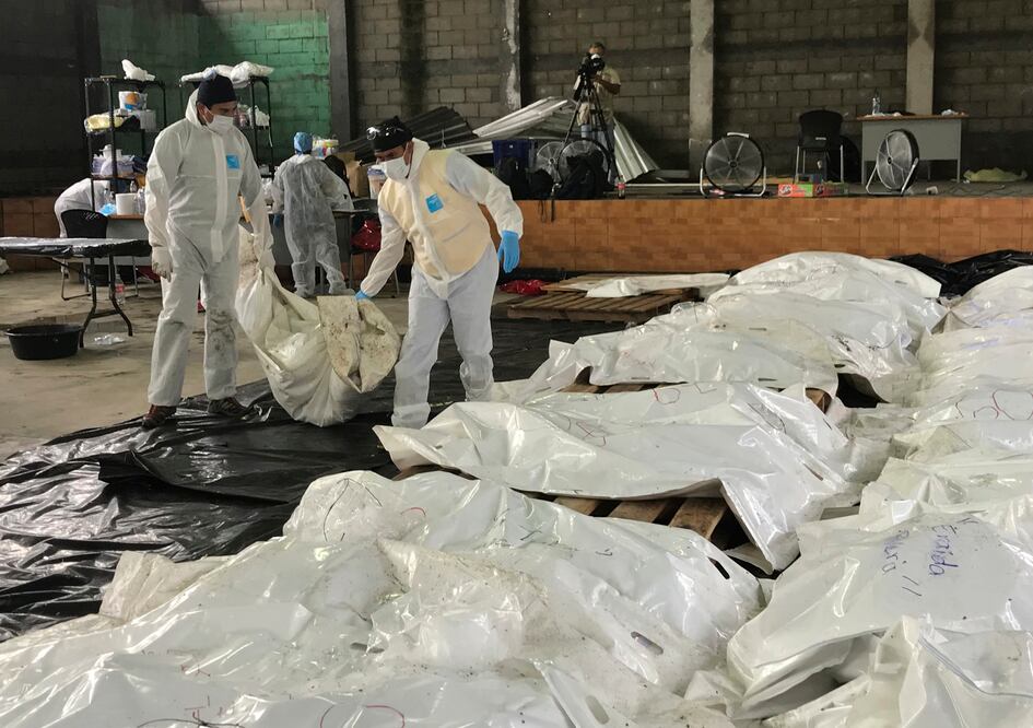 Un equipo de unos 15 especialistas cubiertos de pies a cabeza y con mascarillas trabajaba en el proceso de identificación de unos 40 cadáveres en una morgue improvisada (Foto: AP)