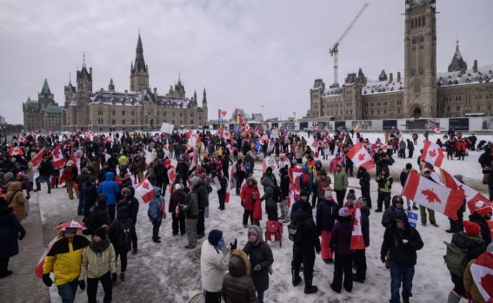 Policía canadiense inicia acciones para despejar bloqueo cerca de puente en frontera con EU