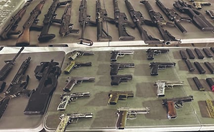 Aseguran al menos 11 armas largas y pistolas doradas en penal de Sinaloa; hallan también un Starlink 