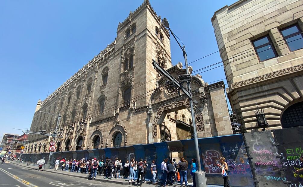 Amurallan monumentos históricos previo a la marcha del 8M. Foto: Alberto Acosta / EL UNIVERSAL 