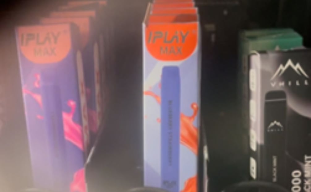 Las máquinas expendedoras ofrecen distintos modelos de vapeadores con precios que van de 400 a 600 pesos. Fotos: de Miriam Ramírez.