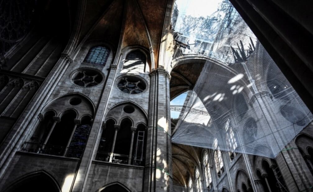 En Notre Dame persiste el olor a quemado